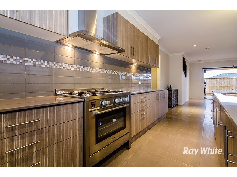 18 Freshfields Drive, Cranbourne North VIC 3977