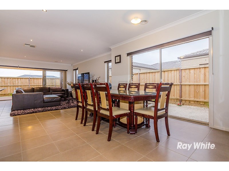 18 Freshfields Drive, Cranbourne North VIC 3977