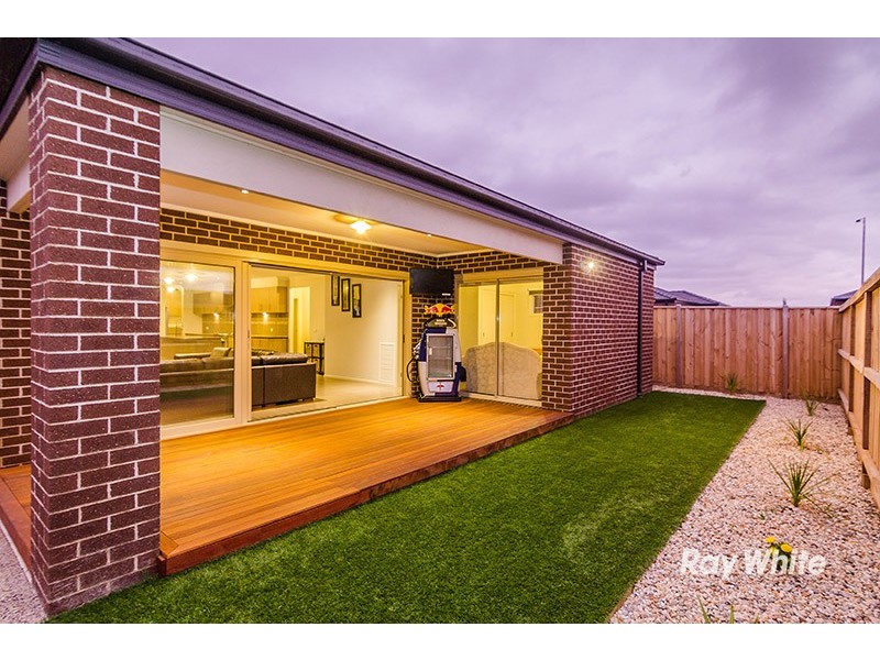 18 Freshfields Drive, Cranbourne North VIC 3977