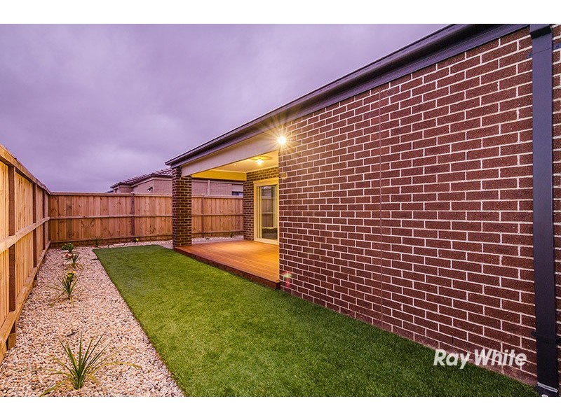 18 Freshfields Drive, Cranbourne North VIC 3977