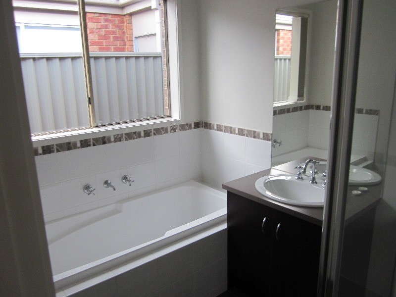 3 Bradford Drive, Cranbourne East VIC 3977