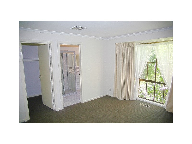 3 Courtenay Avenue, Cranbourne North VIC 3977