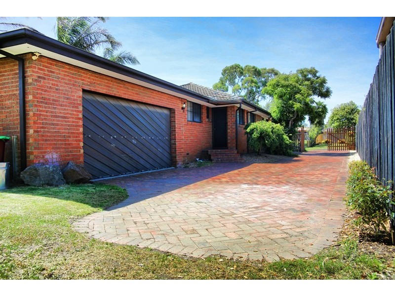 3 Courtenay Avenue, Cranbourne North VIC 3977