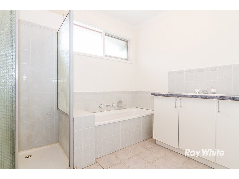 34 Bernborough Ave, Cranbourne West VIC 3977