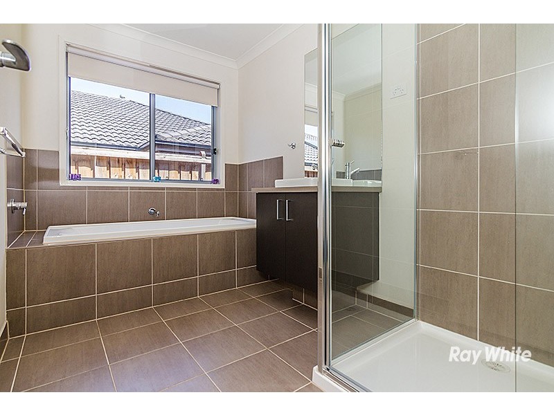 24 Black Gum Crescent, Cranbourne West VIC 3977