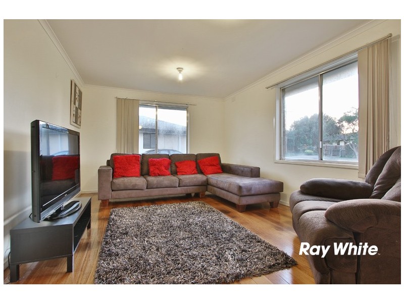 8 Valerie Drive, Cranbourne VIC 3977