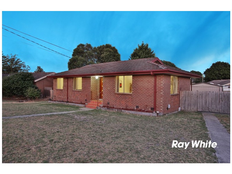 8 Valerie Drive, Cranbourne VIC 3977