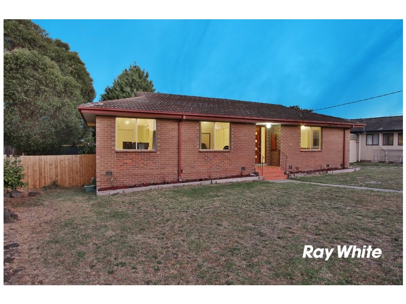 8 Valerie Drive, Cranbourne VIC 3977