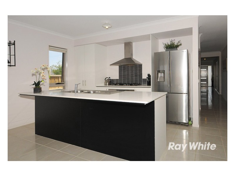 2 Watford Avenue, Cranbourne West VIC 3977