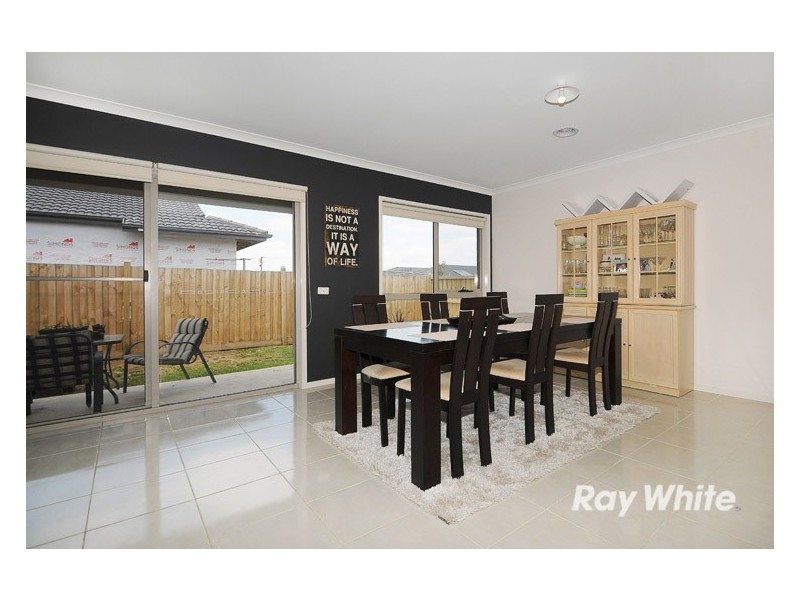 2 Watford Avenue, Cranbourne West VIC 3977