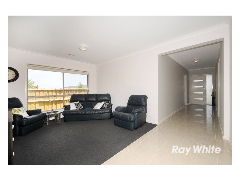 2 Watford Avenue, Cranbourne West VIC 3977