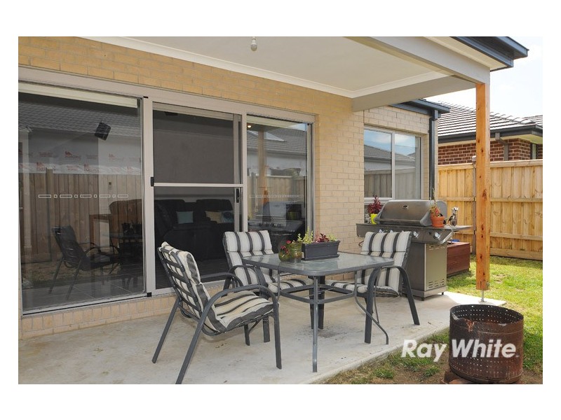 2 Watford Avenue, Cranbourne West VIC 3977