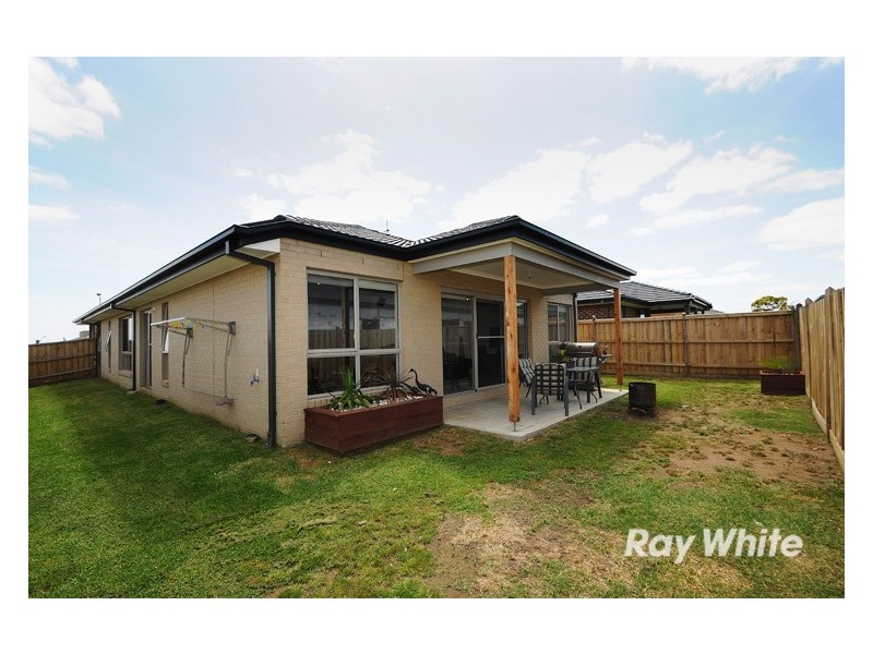 2 Watford Avenue, Cranbourne West VIC 3977