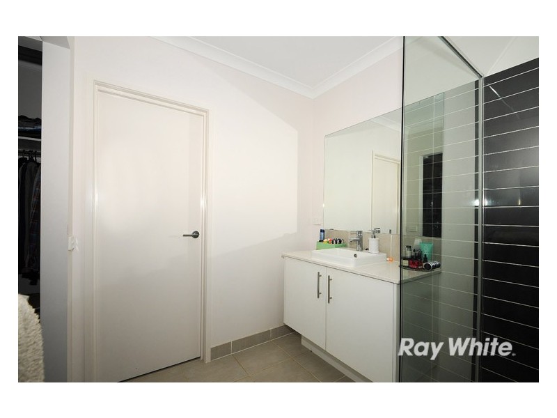 2 Watford Avenue, Cranbourne West VIC 3977