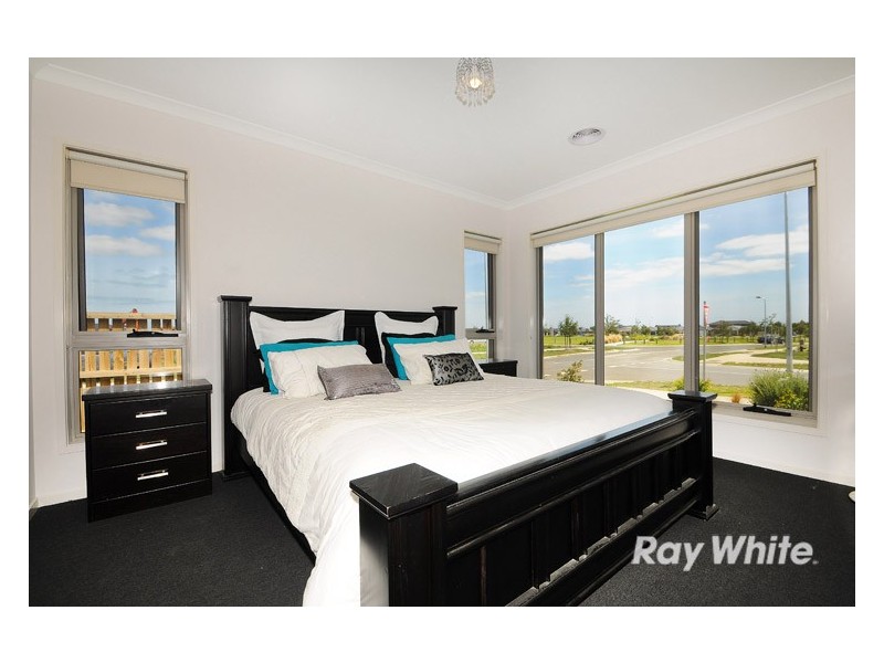 2 Watford Avenue, Cranbourne West VIC 3977