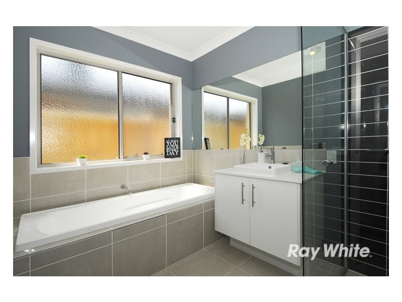 2 Watford Avenue, Cranbourne West VIC 3977