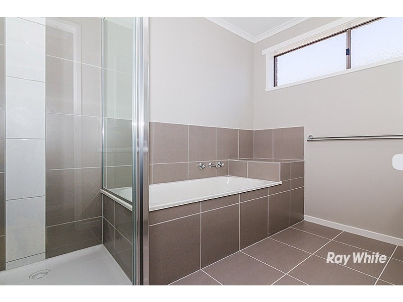 42 Alarah Blvd, Cranbourne West VIC 3977