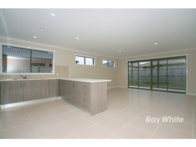 42 Alarah Blvd, Cranbourne West VIC 3977