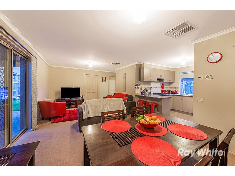 8 Bellbrae Crescent, Cranbourne West VIC 3977