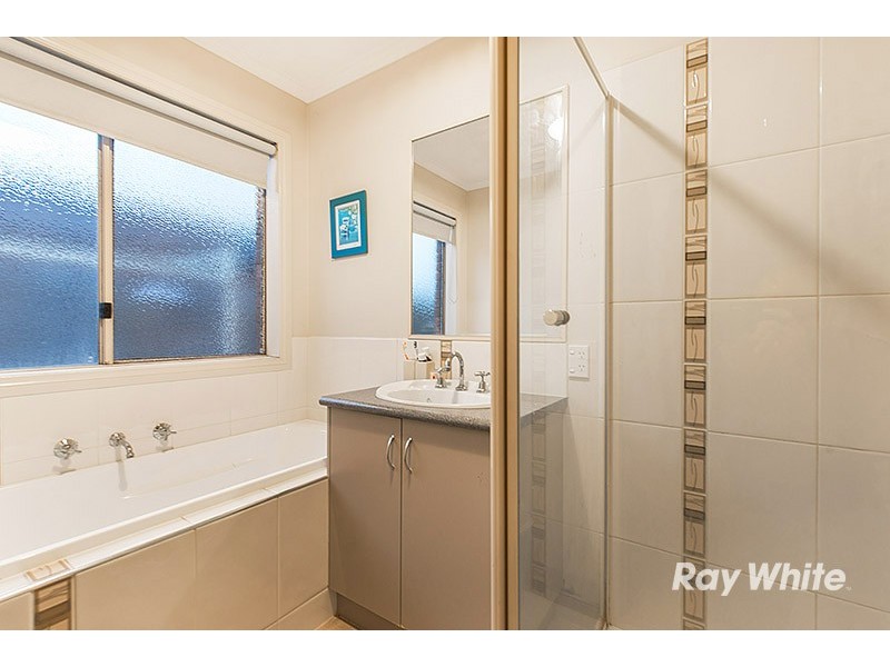 8 Bellbrae Crescent, Cranbourne West VIC 3977