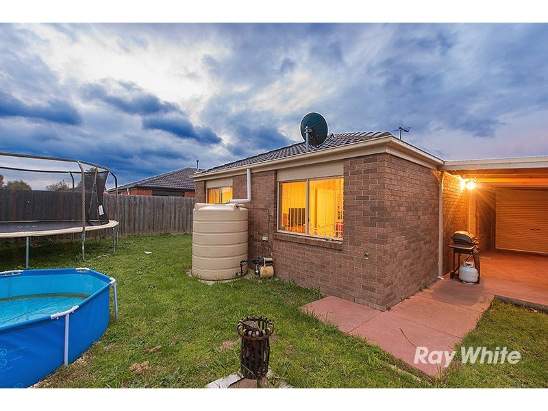 8 Bellbrae Crescent, Cranbourne West VIC 3977