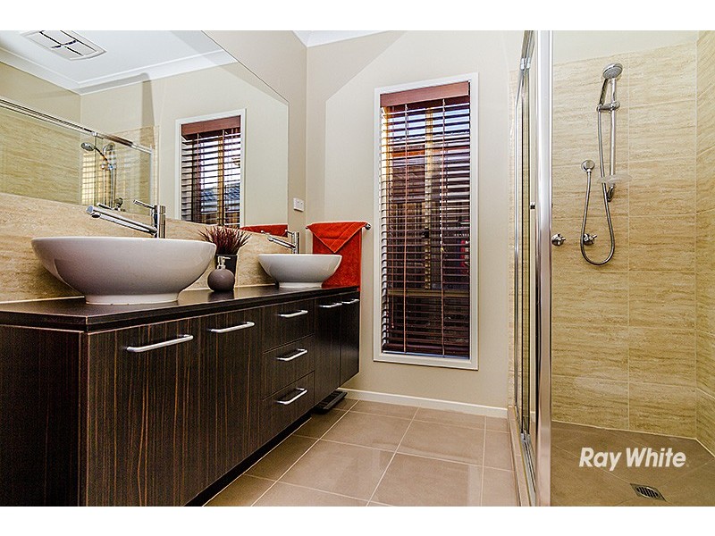 4 Gladiolus Circuit, Cranbourne North VIC 3977