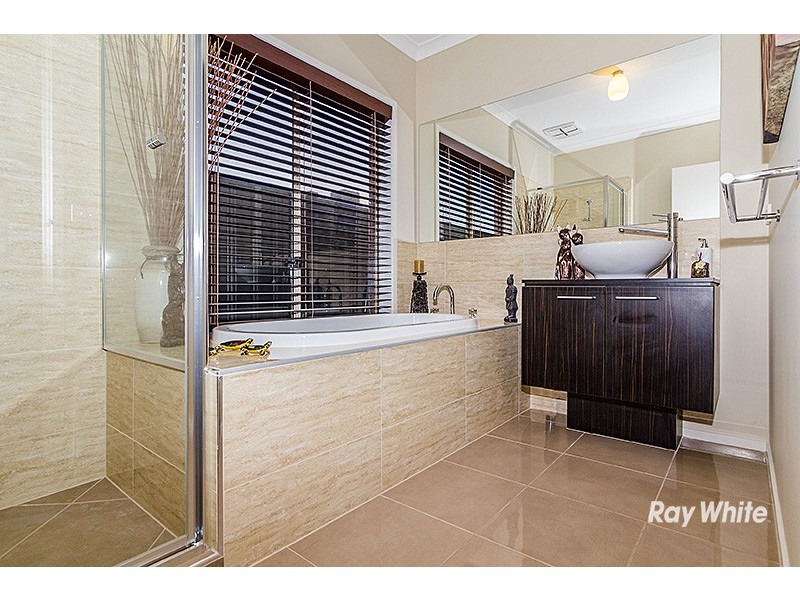 4 Gladiolus Circuit, Cranbourne North VIC 3977