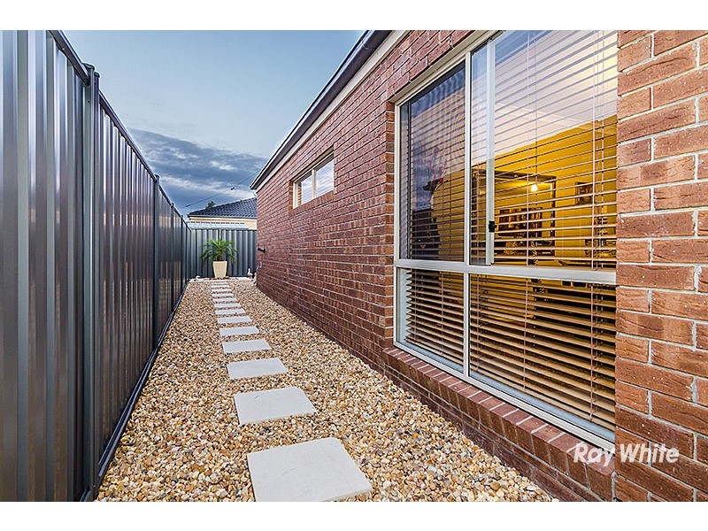 4 Gladiolus Circuit, Cranbourne North VIC 3977