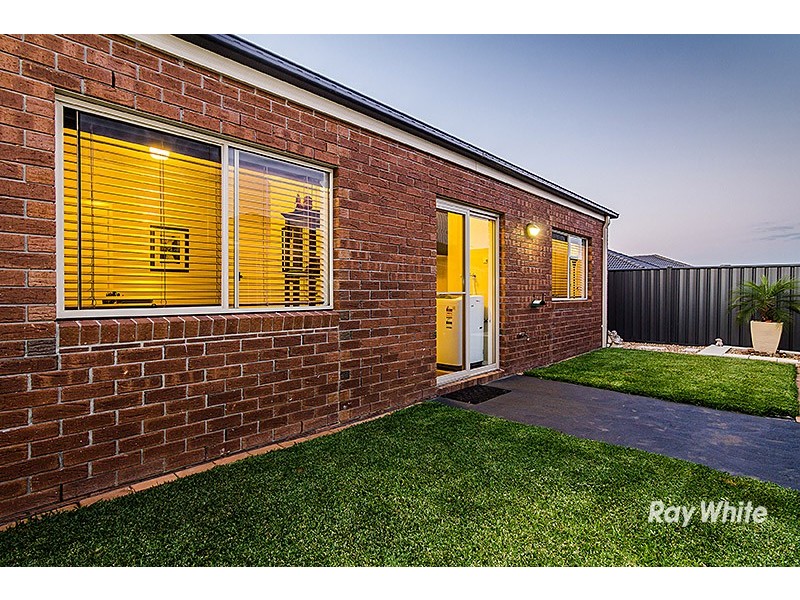 4 Gladiolus Circuit, Cranbourne North VIC 3977