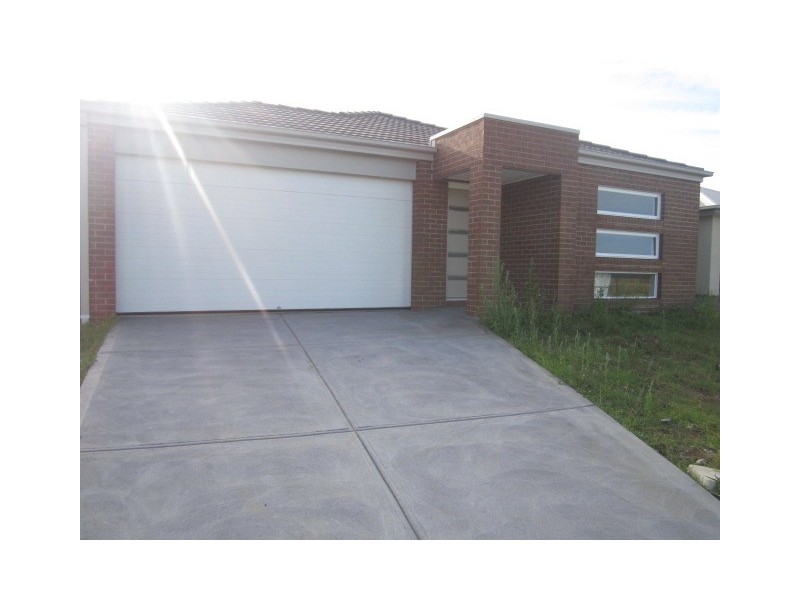 7 Connewarra Crescent, Clyde North VIC 3978