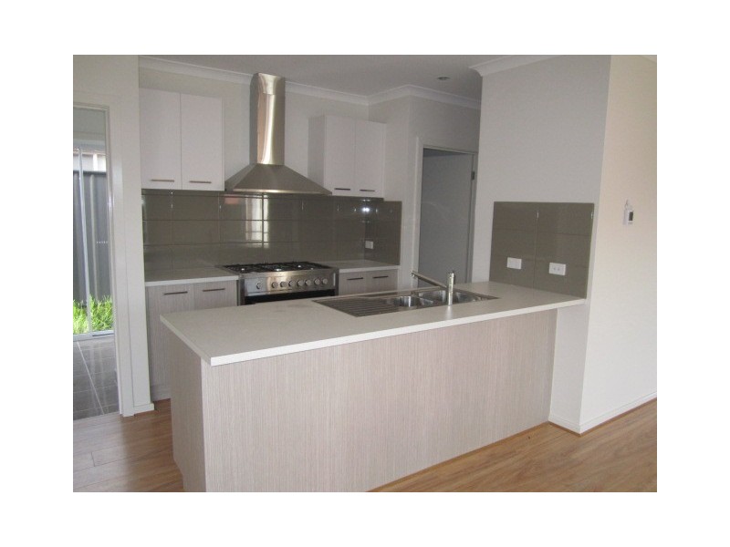 7 Connewarra Crescent, Clyde North VIC 3978