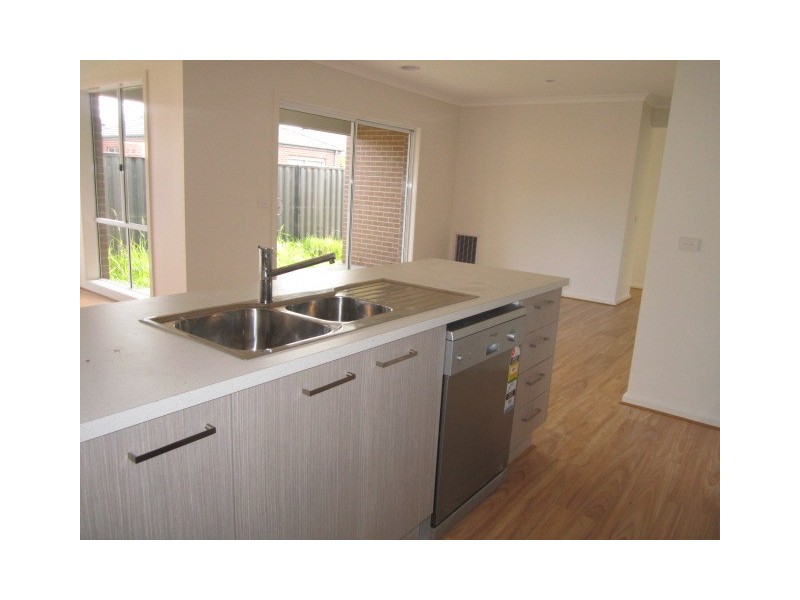 7 Connewarra Crescent, Clyde North VIC 3978