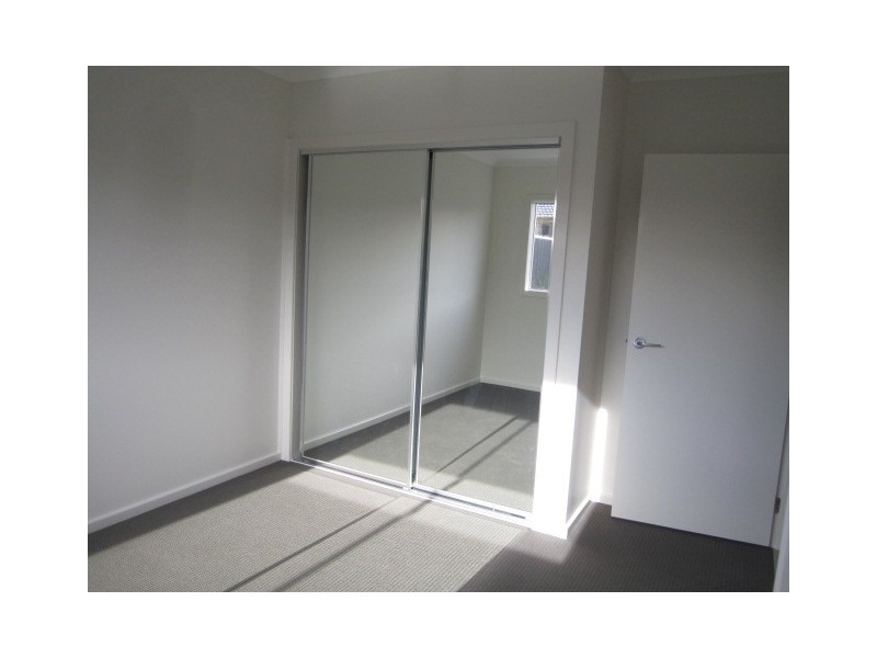 7 Connewarra Crescent, Clyde North VIC 3978