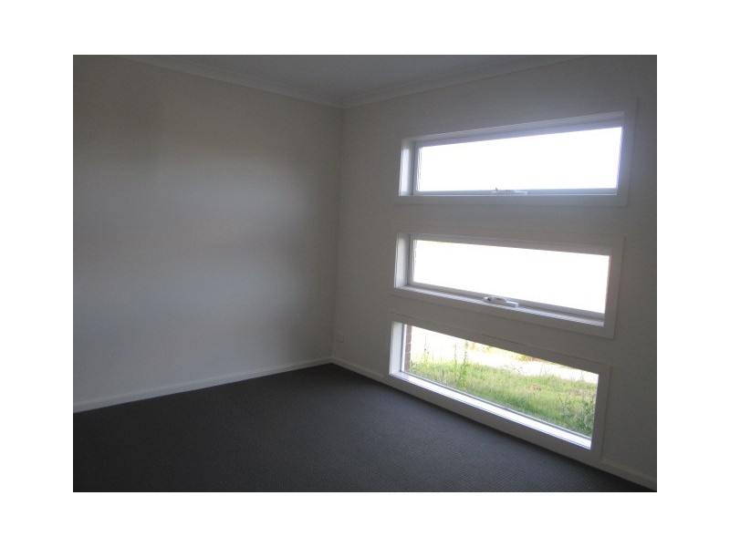 7 Connewarra Crescent, Clyde North VIC 3978