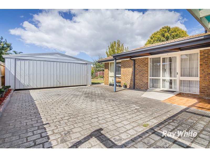 6 Jindalee Gardens, Cranbourne West VIC 3977