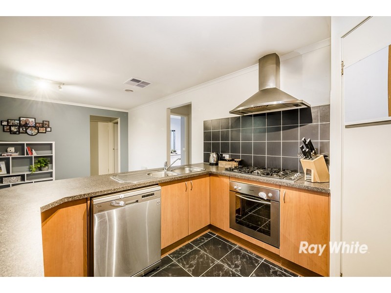 8 Greenbriar Way, Cranbourne West VIC 3977