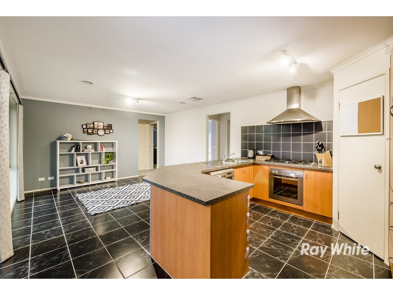 8 Greenbriar Way, Cranbourne West VIC 3977