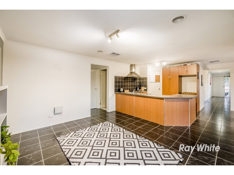 8 Greenbriar Way, Cranbourne West VIC 3977