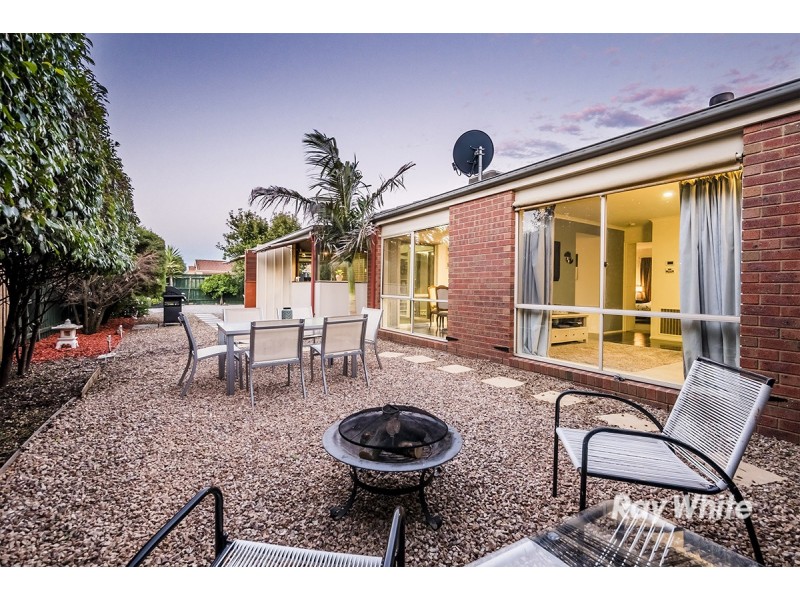 8 Greenbriar Way, Cranbourne West VIC 3977