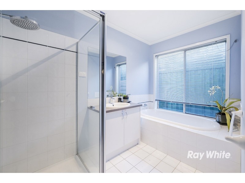 8 Greenbriar Way, Cranbourne West VIC 3977