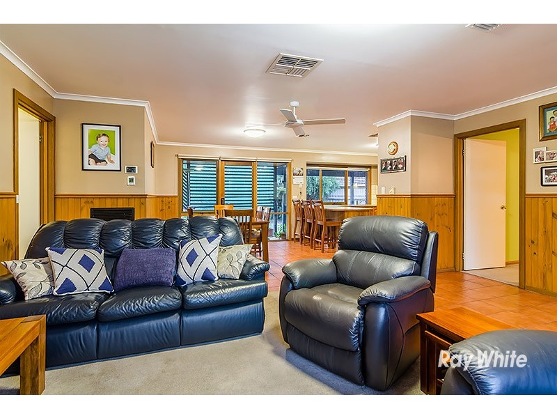 5 Cheshunt Court, Cranbourne North VIC 3977