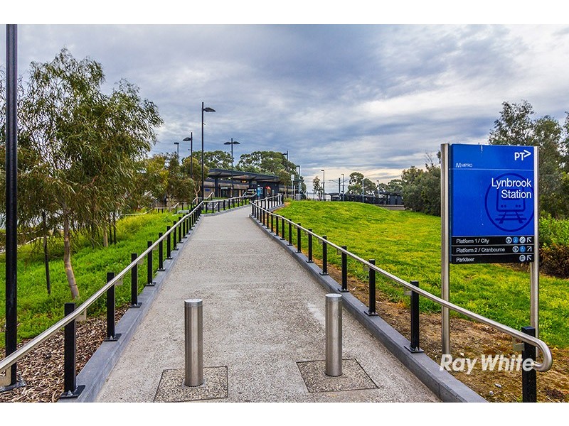 11 Baynton Crescent, Lynbrook VIC 3975
