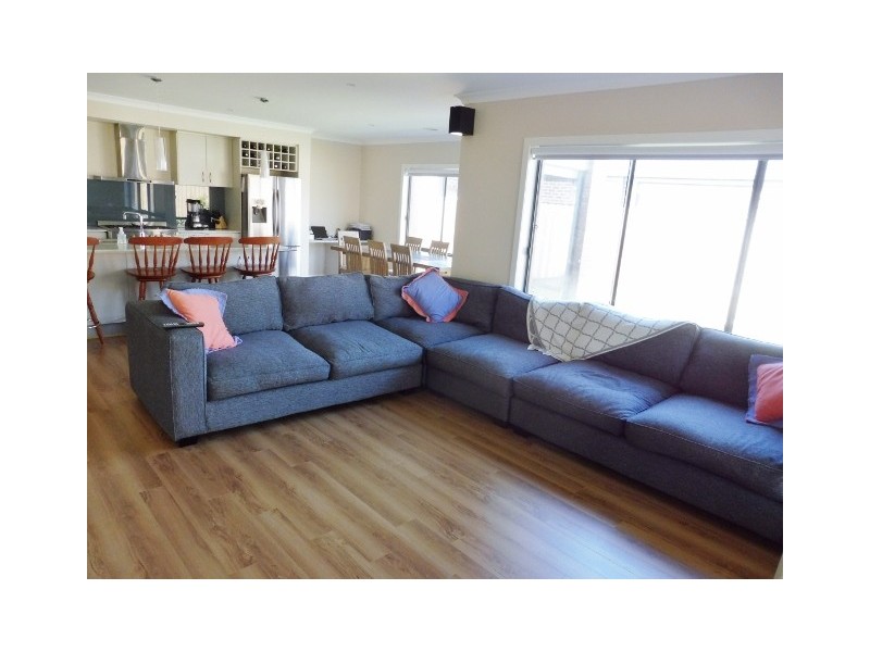 2 Aura Street, Clyde North VIC 3978