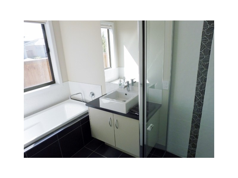 2 Aura Street, Clyde North VIC 3978