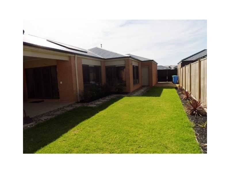 2 Aura Street, Clyde North VIC 3978