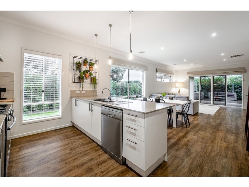 28 Lemon grove, Cranbourne West VIC 3977