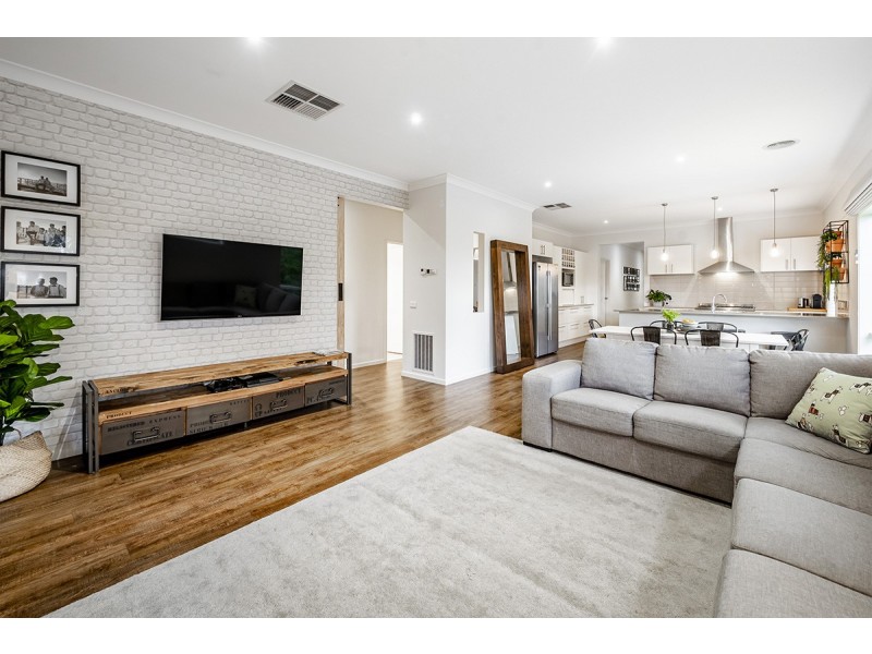 28 Lemon grove, Cranbourne West VIC 3977