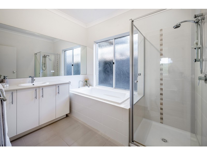 28 Lemon grove, Cranbourne West VIC 3977