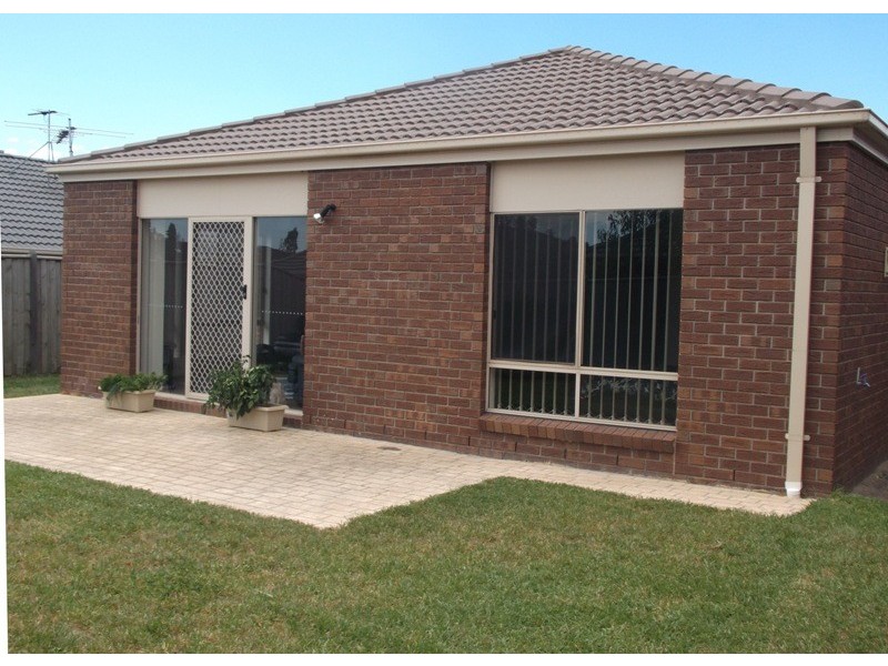 9 McGarvie Drive, Cranbourne North VIC 3977
