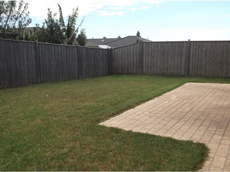 9 McGarvie Drive, Cranbourne North VIC 3977
